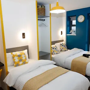 New Luxury In Location Next To Shops, Cafes, Bars & Metro , Londra Regno Unito